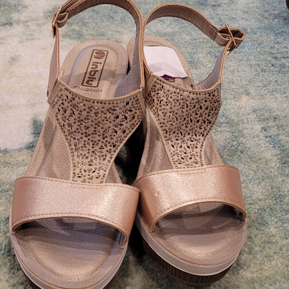 Cream wedge